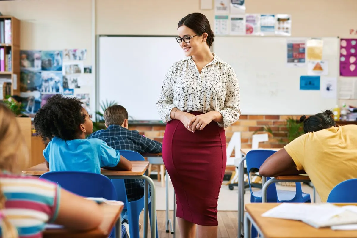Supply teacher leading a lesson in a UK primary school classroom